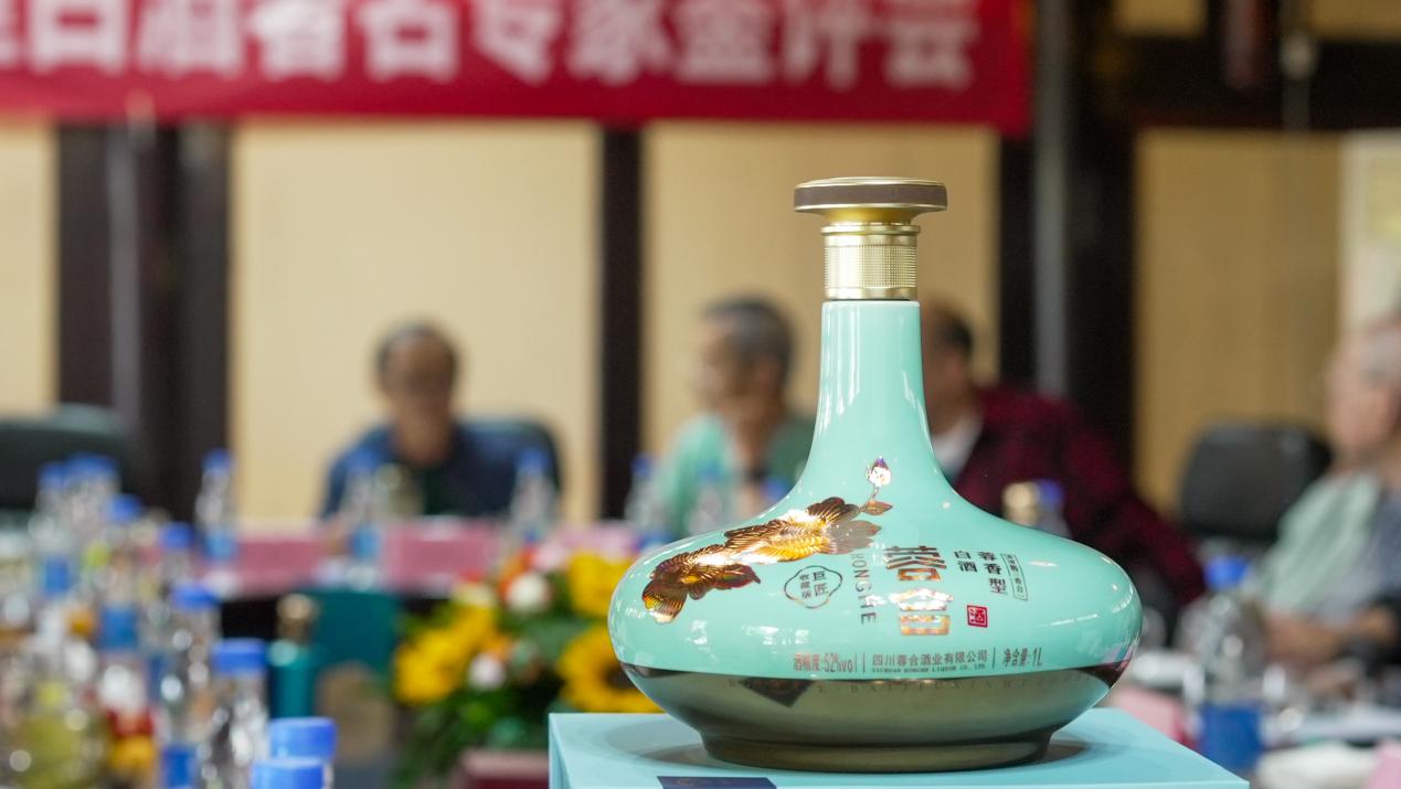 蓉合白酒以芙蓉花纹样，既体现地域特色，又符合现代审美